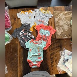 Dr. Seuss Kids NB onesie Set of 5- Gray, Orange, Black, Teal New Born Baby SALE